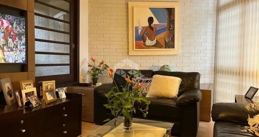 CASA COM 3 QUARTOS SENDO 1 SUÍTE E 4 VAGAS DE GARAGEM NO SANTA MÔNICA