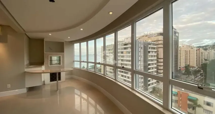 Apartamento amplo com 3 quartos sendo 2 suítes e vista parcial para o mar no centro de florianópolis