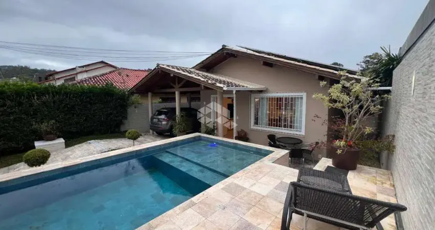 Casa semimobiliada com 3 dormitórios, 1 suíte e 2 vagas de garagem, localizada no córrego grande, em florianópolis