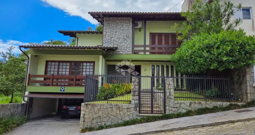 Casa ampla no itacorubi com 4 dormitórios, 2 suítes e 2 vagas de garagem