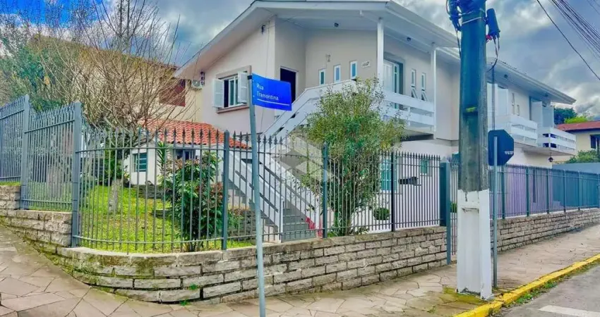 Casa no bairro São Francisco, em terreno de esquina!