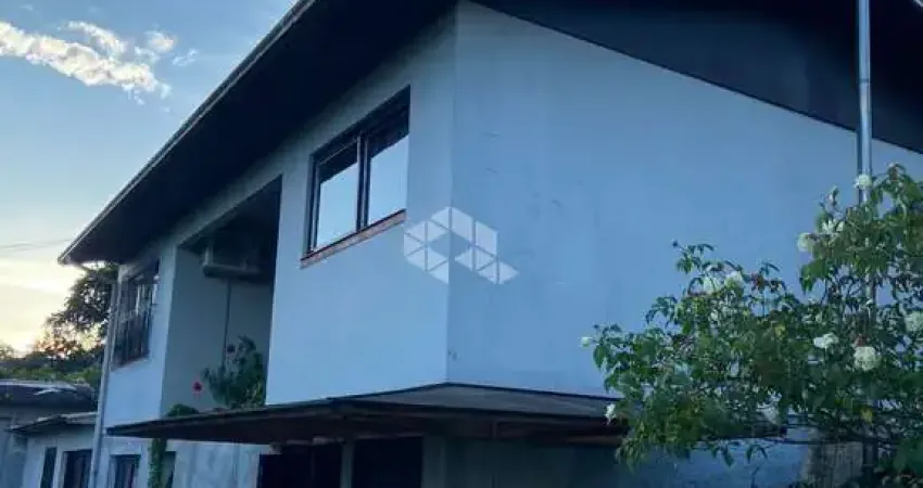 Casa grande, com ampla área externa, parreiral e vinícola, no interior de garibaldi