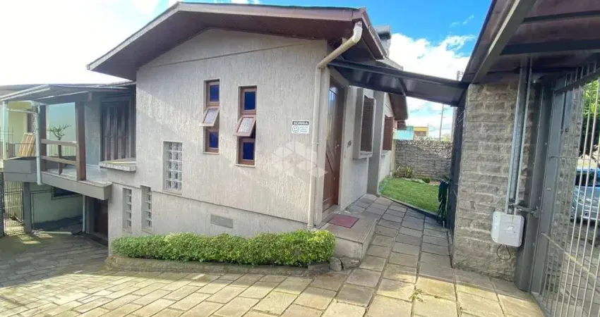 Casa de dois pisos, de esquina e boa localização a venda em Carlos Barbosa.