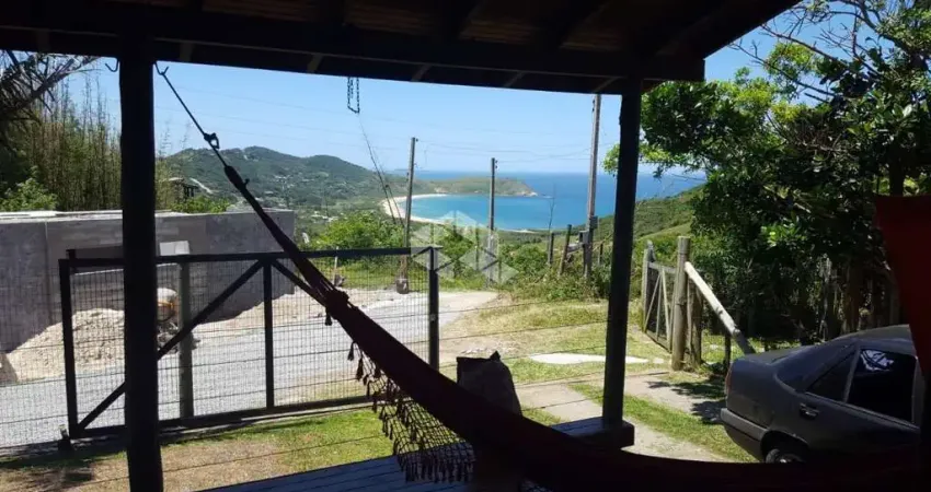 Casa no Paraíso da Praia da Silveira,com uma linda vista desta encantadora praia.