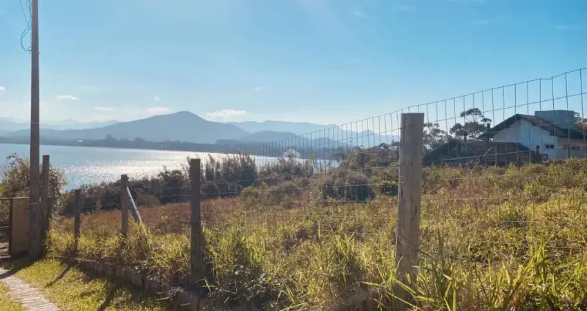 Terreno único com vista eterna para lagoa de ibiraquera e seu por do sol encantador , com possibilidade de fazer uma escada de acesso e descer direto