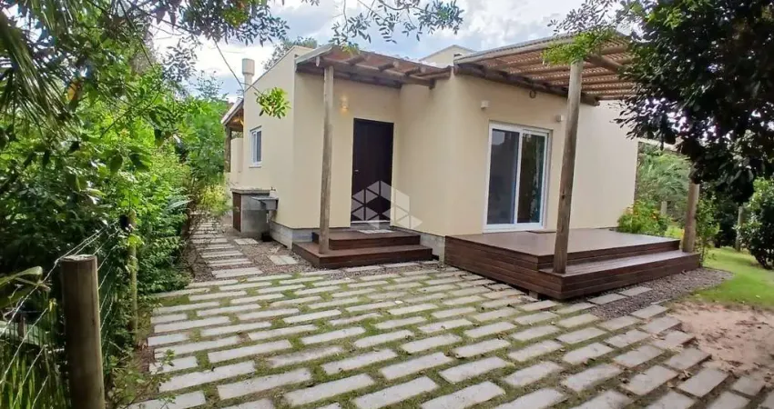 Casa com 02 quartos, 01 vagas e 104m² no canto sul da praia da ferrugem