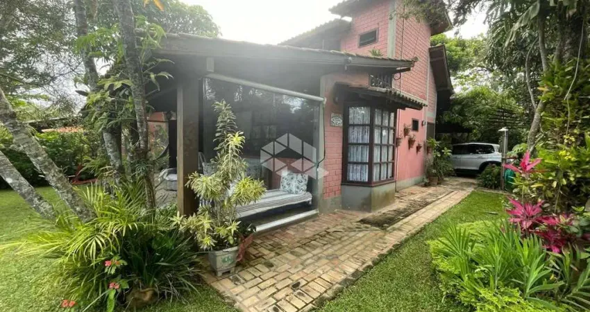 Casa com 3 dormitórios, 2 vagas em 361,25 m² de área total na praia da barra em garopaba sc