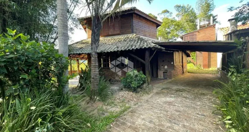 Casa com 1 dormitório, 1 vaga coberta, com 98,55 m² privativos em terreno de 490 m², na praia da barra garopaba sc