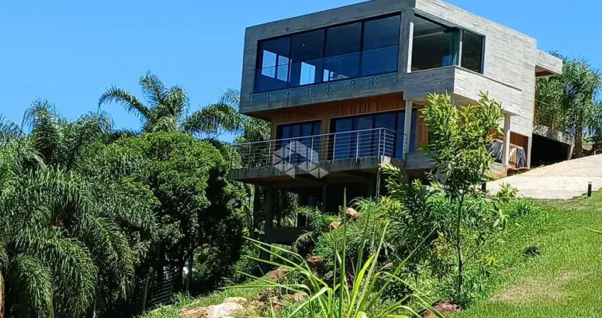 Casa em condomínio com vista praia e mar eterna, com  3 dormitórios (suítes), 2 vagas cobertas, na Praia do Siriú em Garopaba SC