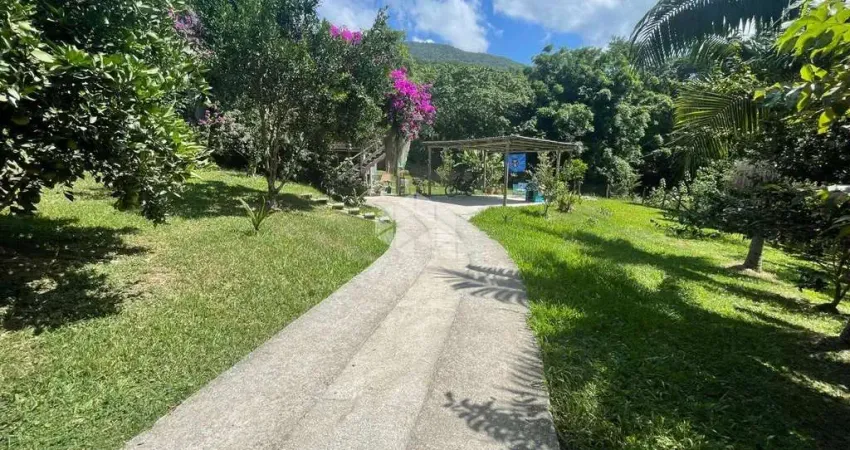 Casa com 2 quartos, 5 vagas, 115,35 m² privativos em 2.727,83 m² de área total, na encantada, garopaba sc