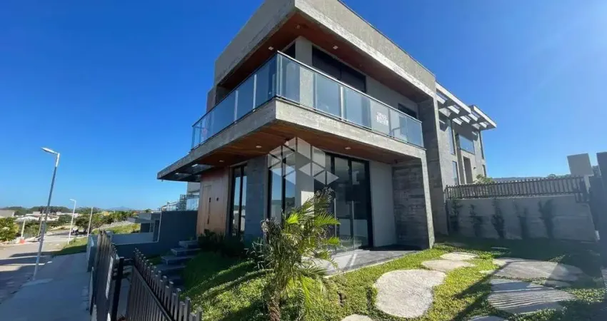 Casa alto padrão, com 3 dormitórios, 3 vagas, 149,31 m² construídos, no loteamento Longaroni em Garopaba SC