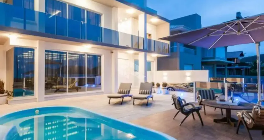Casa com 5 dormitórios, sendo 4 suítes, 4 vagas na beira mar da Praia Central de Garopaba SC