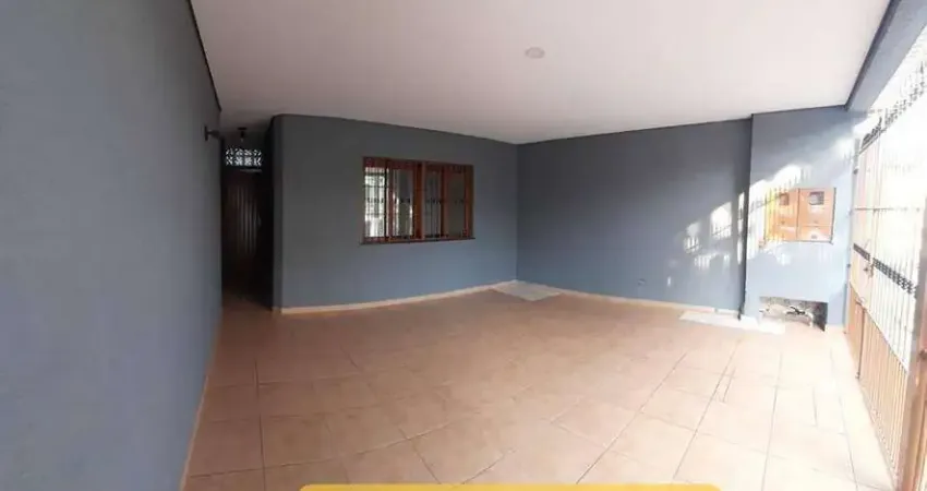 Sobrado; 3 dorms; (1) suíte;  2 vagas de garagem; 1 banheiro; 145,00m²