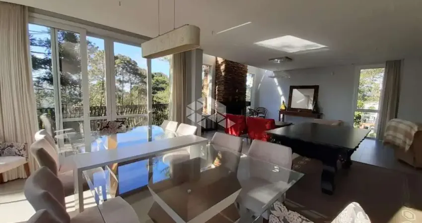 Casa 5 dormitórios (3 suítes), 480m², em Condomínio Fechado em Canela