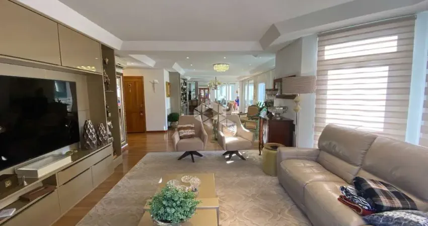 Apartamento 4 dormitórios/suítes, 215m², 3 vagas, a 50 metros da rua coberta de gramado