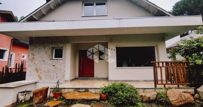 Casa 4 dormitórios, 304m², no Bairro Lago Negro em Gramado
