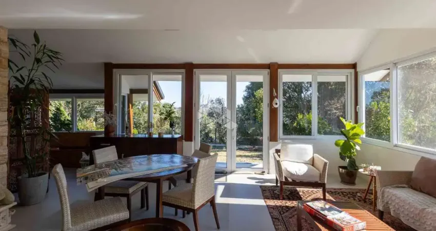 Casa 3 dormitórios, com 239,99m² privativos no Condomínio Quinta da Serra, Centro de Canela