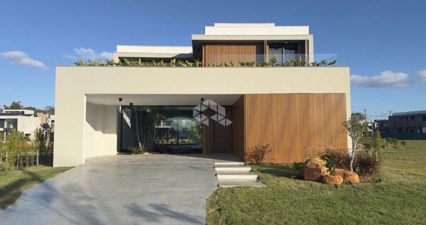 Casa de Alto Padrão à Venda, com 4 suítes, 2 vagas, em condomínio fechado, Eldorado do Sul/RS
