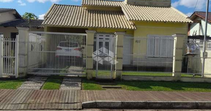 Casa à venda com 2 dormitórios, 1 vagas garagem, cozinha, estar/jantar, sótão e pátio amplo