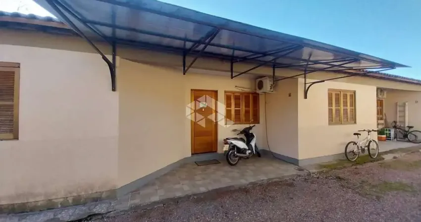 Casa à venda com 2 dormitórios, 1 vaga coberta em condominio na praia da Alegria