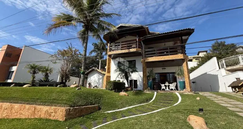 CASA DE ALTO PADRÃO  A VENDA NO CONDOMÍNIO ARUÃ EM ARUJÁ COM 4 SUITES