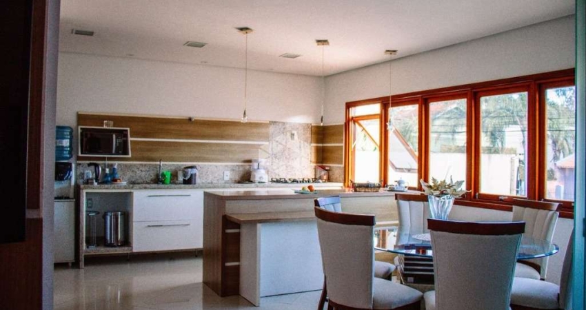 Casa com 3 Dormitórios sendo 1 suíte com closet,sala ,cozinha planejada. A venda no Bairro Moinhos de Vento - Canoas