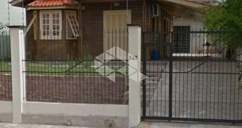 Casa com pátio amplo, 3 dormitórios, 2 vagas no bairro Igara