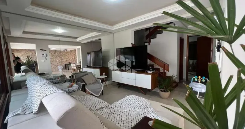 Sobrado com 4 dormitórios, amplo pátio com piscina no bairro São Luís.