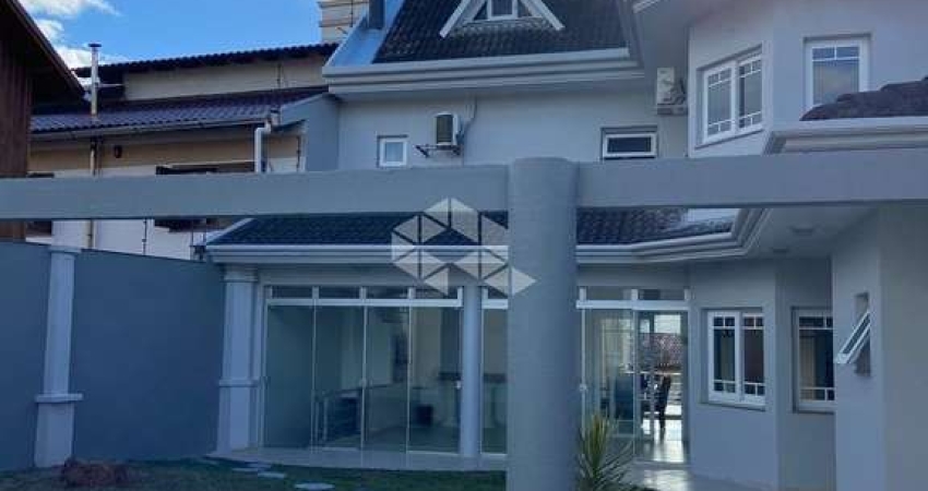 Casa Sobrado de 3 Suítes e Piscina no Marechal Rondon.