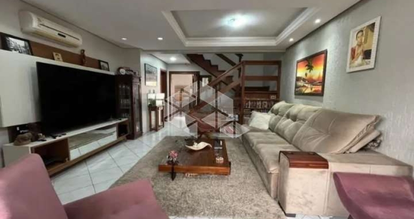 Casa sobrado de 194m², com 3 quartos, 1 suíte, 3 banheiros e 2 vagas no bairro Moinhos de Vento