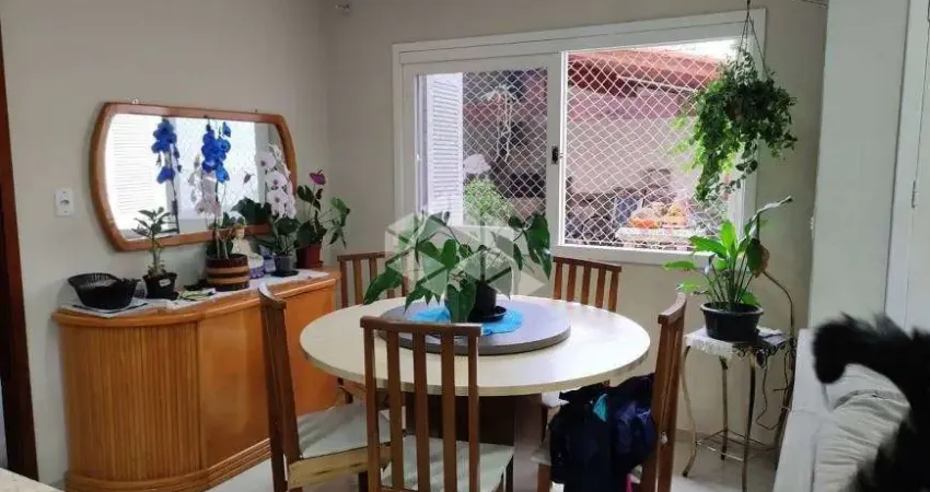 Casa Sobrado com 3 dormitórios, sendo 1 suíte, cozinha planejada, sala de estar e jantar, pátio, churrasqueira. Bairro Marechal Rondon- Canoas