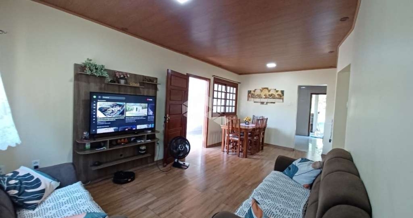 Casa térrea com 97,00m² área privativa 2 dormitórios, 4 vagas Niterói/Canoas