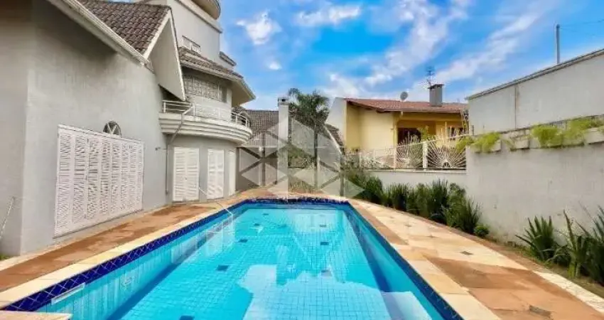 À venda, casa com 570 m²,  3 dormitórios, sala de jogos, sala de cinema, piscina, vaga para 6 veículos.
