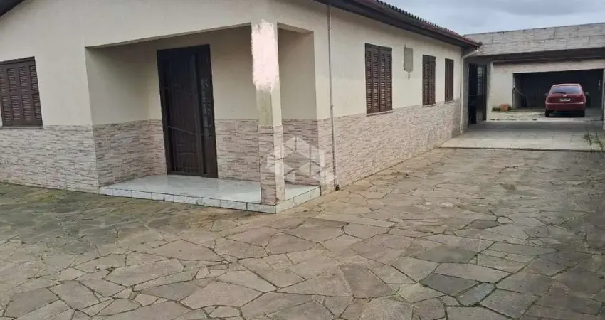 Casa de 2 dormitórios, com piscina no bairro Tamandaré em Esteio.