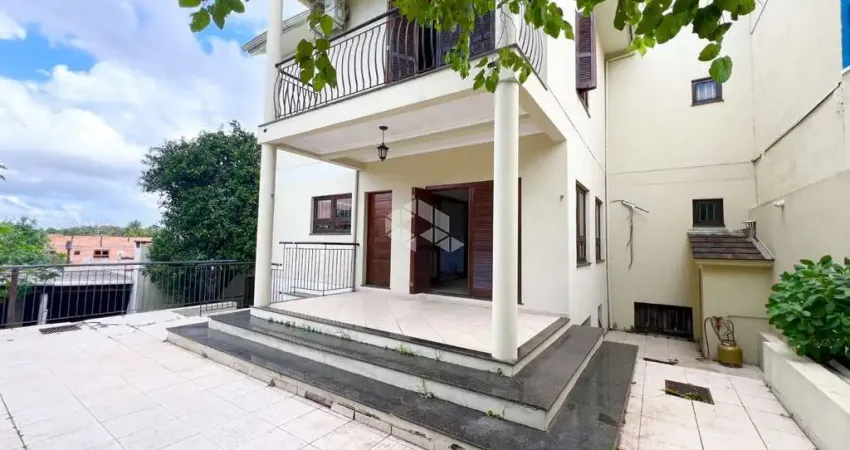 Belissimo sobrado 3 dormitorios com suite ,sotão e piscina. Proximo ao Hospital Nossa Senhora das Graças.