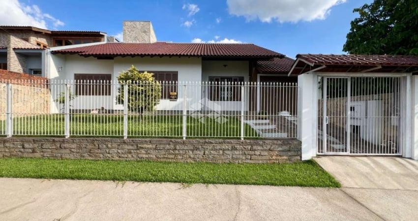Casa térrea com 3 dormitórios e 1 suíte no bairro Igara - Canoas