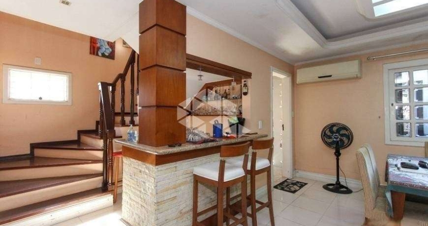 Casa com 3 quartos  suite e 4  banheiros no bairro Niterói em Canoas.