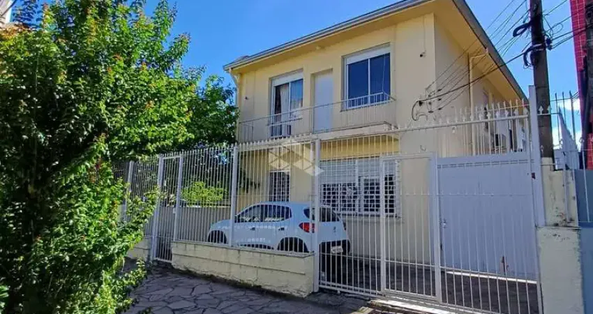 Sobrado com pátio composto de 2 apartamentos independentes de 3 quartos e casa nos fundos com  2 quartos no bairro Passo D?areia junto ao Carrefour