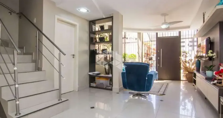 Casa à venda, 4 dormitórios sendo 1 suíte, piscina, 2 vagas, bairro cristal, zona sul.