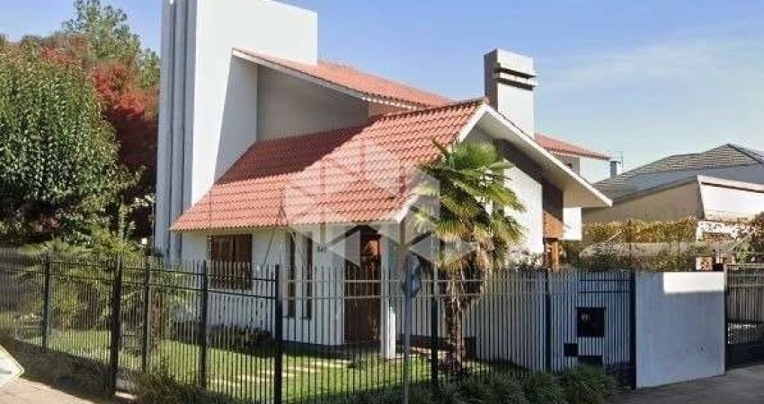 Casa de Alto Padrão com 5 dormitórios e 2 vagas de garagem no centro de Vacaria.