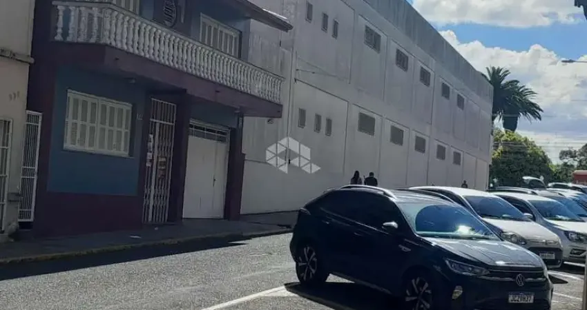 Casa de dois pisos com 4 dormitórios e 3 vagas de garagem no centro de vacaria!