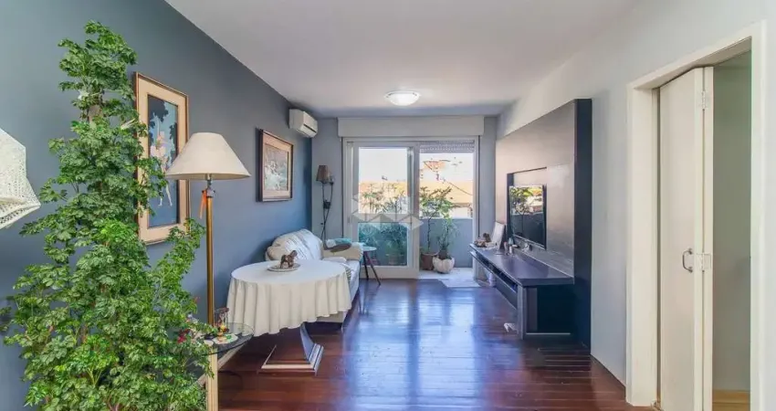 Reformado e semi mobiliado com 99m privativos, 2 quartos e 1 vaga no bairro Petrópolis