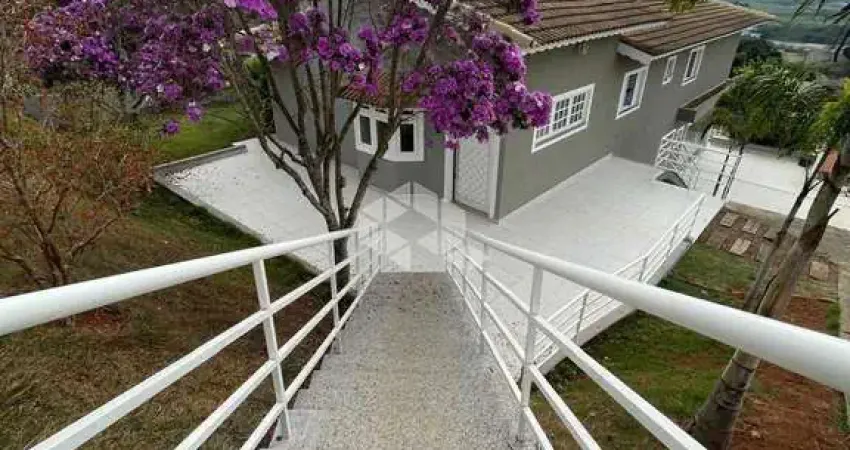 Casa a venda com 5 dormitorios dentro de condominio em Perdoes
