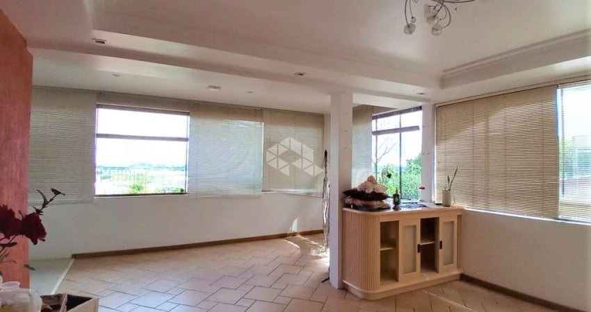 Casa 4 dormitórios e 5 vagas de garagem, semimobiliada, churrasqueira, sacada e terraço no bairro Jardim Floresta, Porto Alegre.