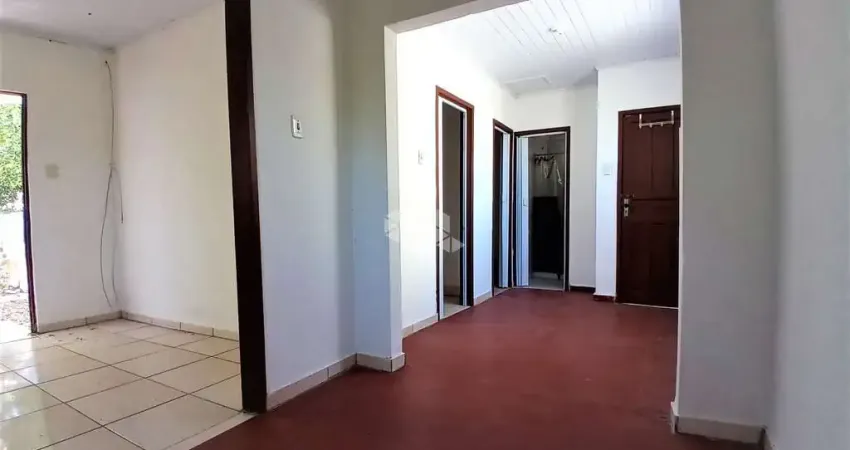 Casa com 4 dormitórios, pátio, 1 vaga de garagem no Bairro Jardim São Pedro, em Porto Alegre.