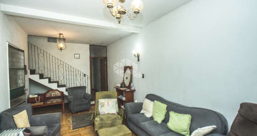 Casa de 4 dormitórios, 1 suíte,  sacada, terraço e 2 vagas de garagem,  no bairro Jardim São Pedro, em Porto Alegre. Aceita financiamento e FGTS.