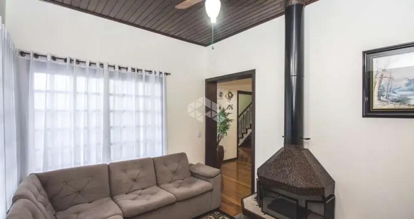 Casa com 4 dormitórios, suíte, lareira, churrasqueira, sacada, pátio e 3 vagas de garagem no bairro Jardim Itu, em Porto Alegre.