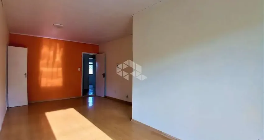 Casa com 7 dormitórios e 3 vagas de garagem, sacada, pátio, churrasqueira no bairro jardim itu sabará, em porto alegre.