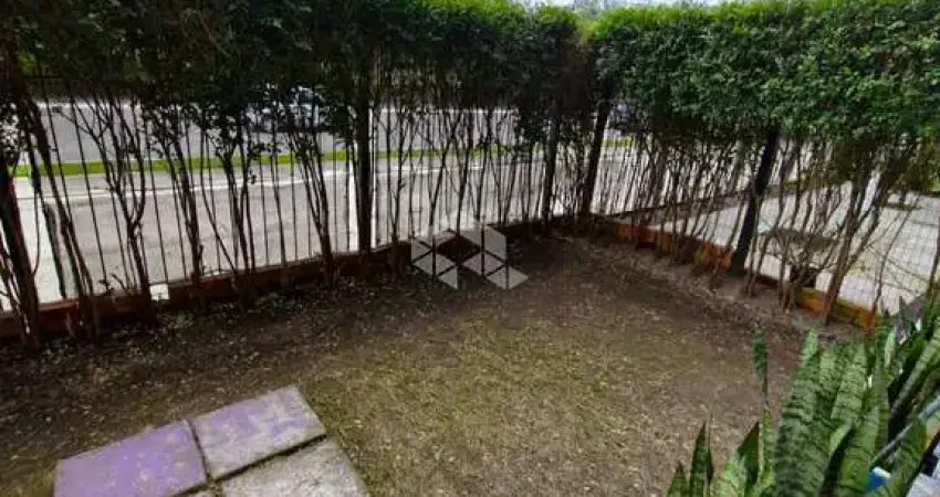 Apartamento 2 Dormitórios com pátio e 2 vagas escrituradas no bairro Humaitá.