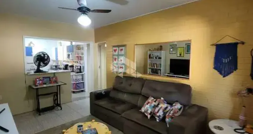 Casa com pátio e piscina, 2 dormitórios, com Vaga de Garagem no Bairro Alegria, em Guaiba.